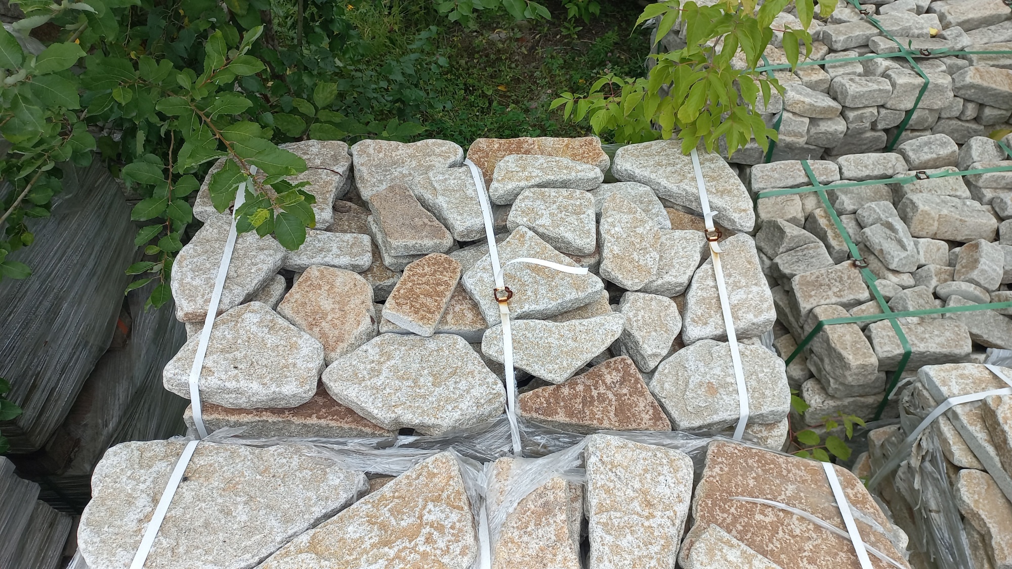 Плитняк галтованный гранитный для ландшафтного дизайна купить в Трёхгорном