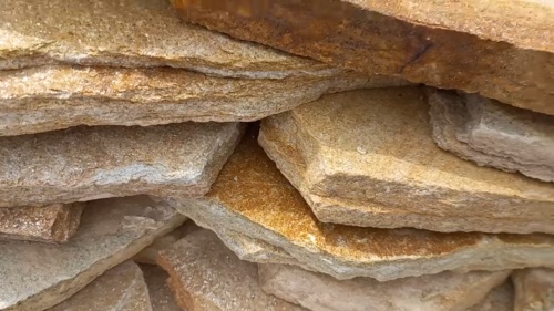 Плитняк златолит жёлтый золотистый для отмостки купить в Трёхгорном