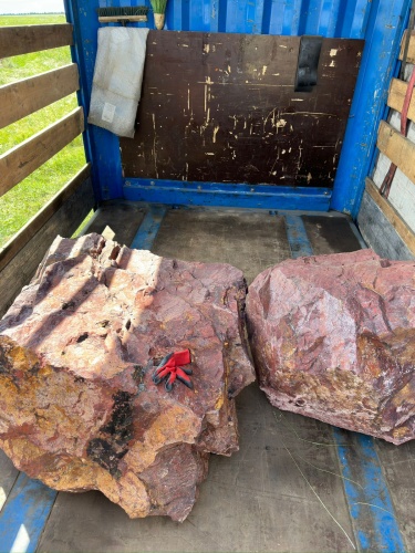 Ландшафтные глыбы красно-фиолетовые 200-1000 килограмм купить в Трёхгорном
