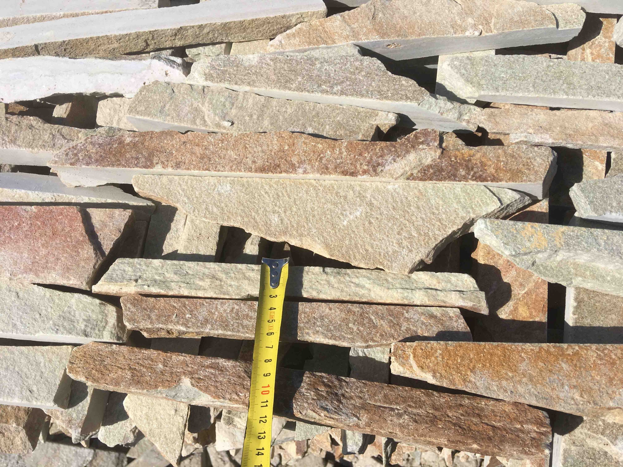 Горбушка златолит золотистый для облицовки купить в Трёхгорном