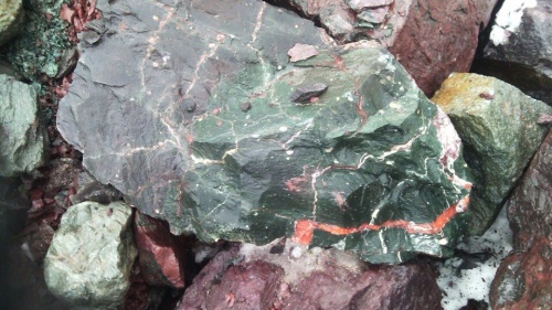 Гигантские зелёные валуны для ландшафтного дизайна весом более 5 тонн купить в Трёхгорном