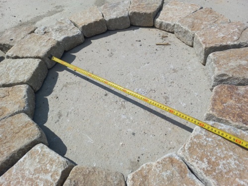 кострище из природного камня