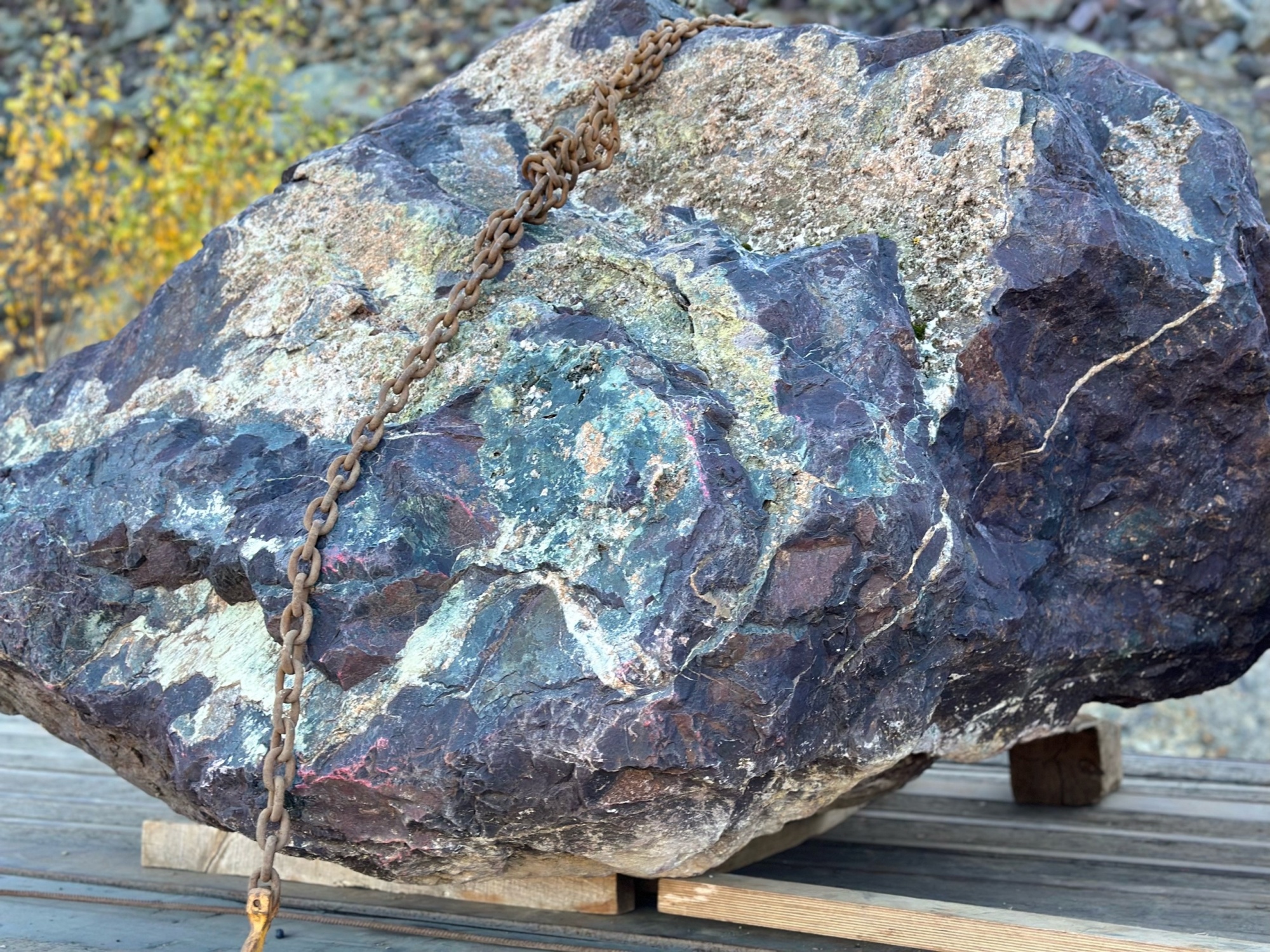 Огромные красно-фиолетовые валуны для ландшафтного дизайна весом более 5 тонн купить в Трёхгорном