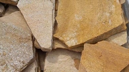 Плитняк златолит жёлтый для цоколя купить в Трёхгорном