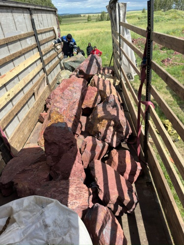 Ландшафтные глыбы красно-фиолетовые 200-1000 килограмм купить в Трёхгорном