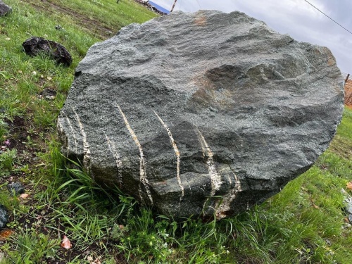 Гигантские зелёные валуны для ландшафтного дизайна весом более 5 тонн купить в Трёхгорном