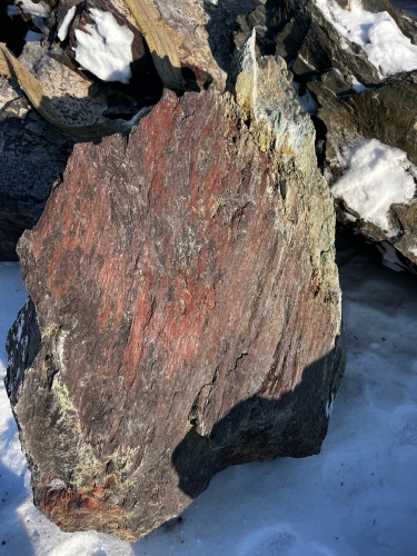 Ландшафтные глыбы красно-фиолетовые 200-1000 килограмм купить в Трёхгорном