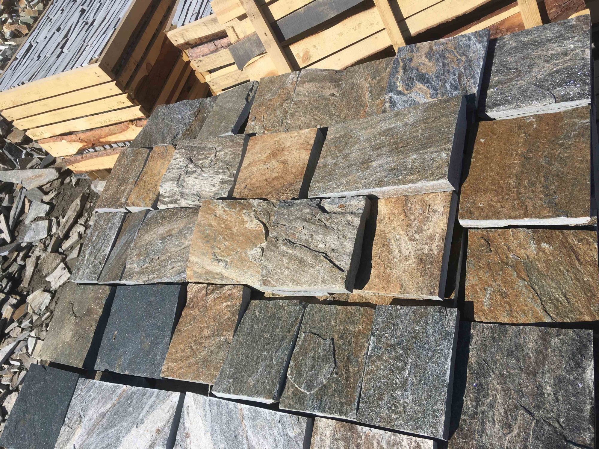 Плитка пилёная златолит Уральский для цоколя, отмостки купить в Трёхгорном