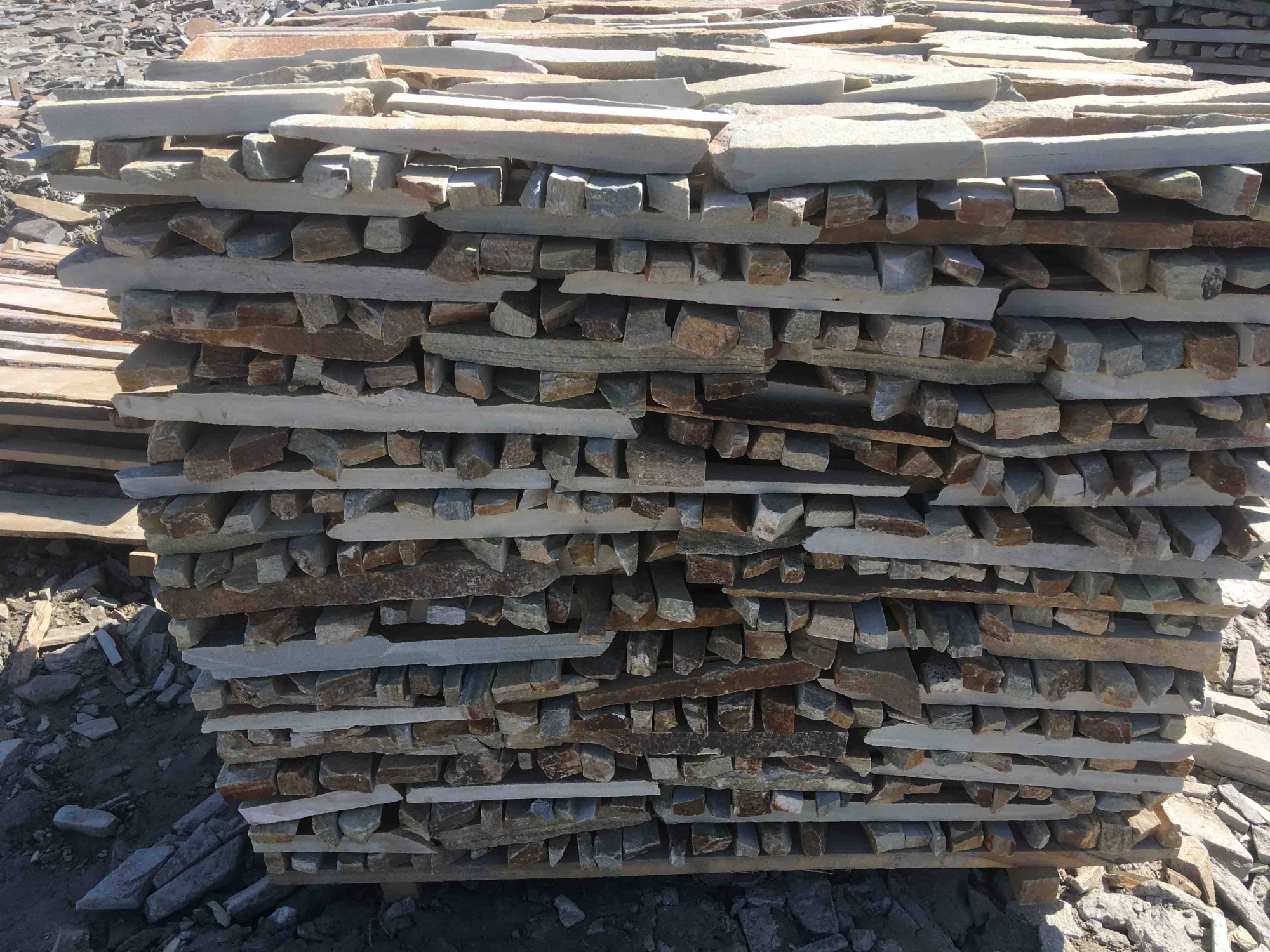 Горбушка златолит золотистый для облицовки купить в Трёхгорном