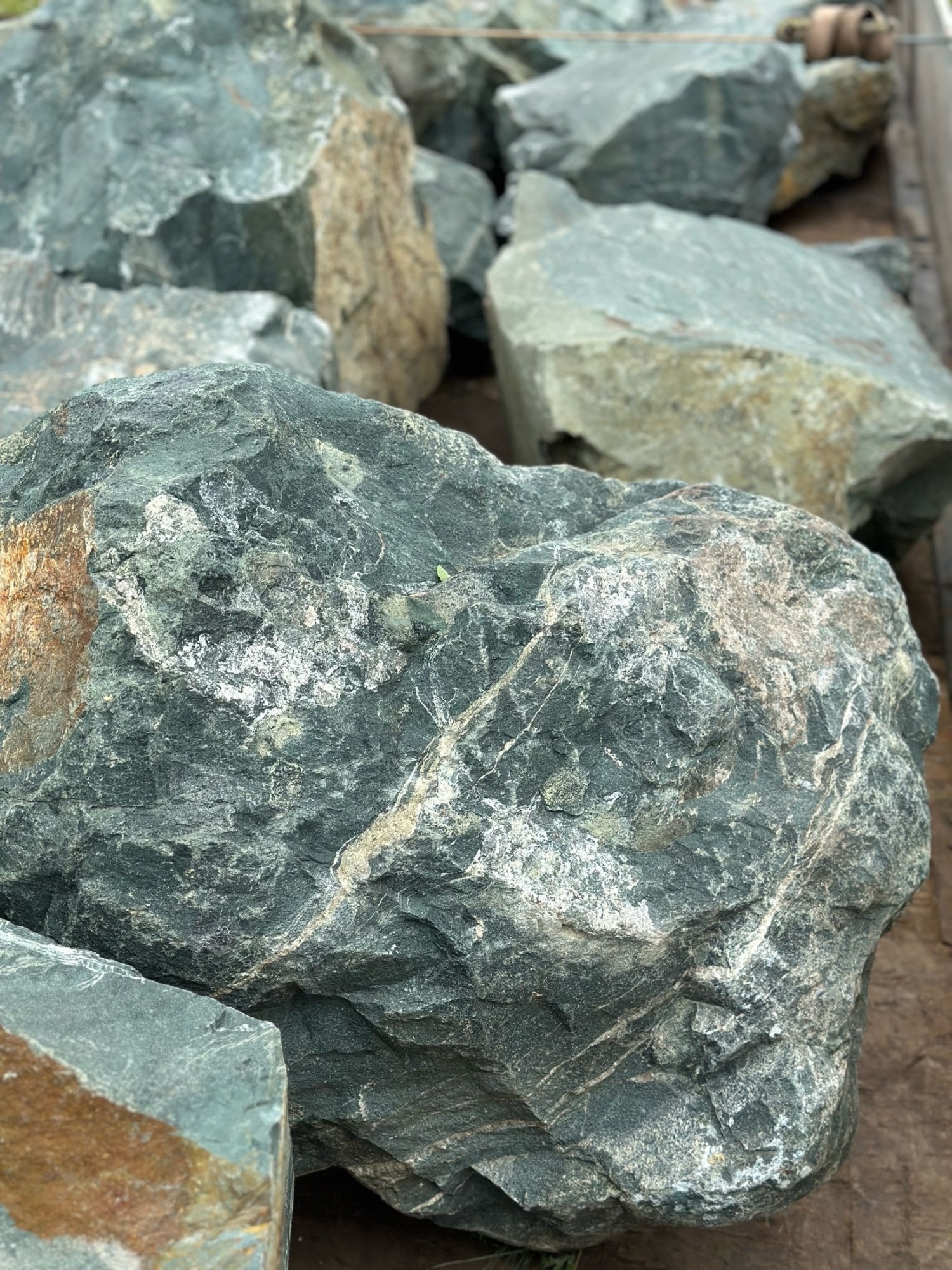 Камни для ландшафтного дизайна зелёные 10-60 килограмм купить в Трёхгорном