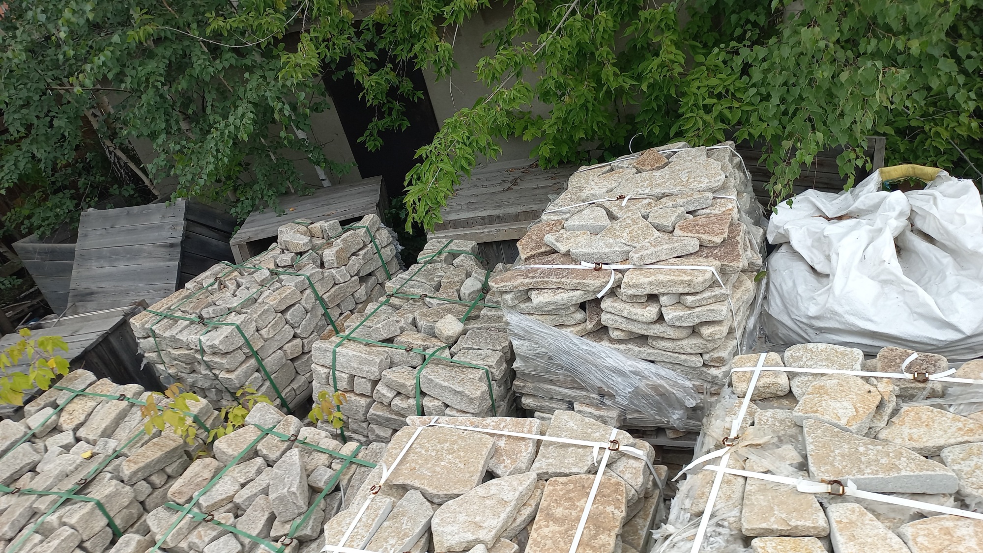 Плитняк гранитный галтованный купить в Трёхгорном