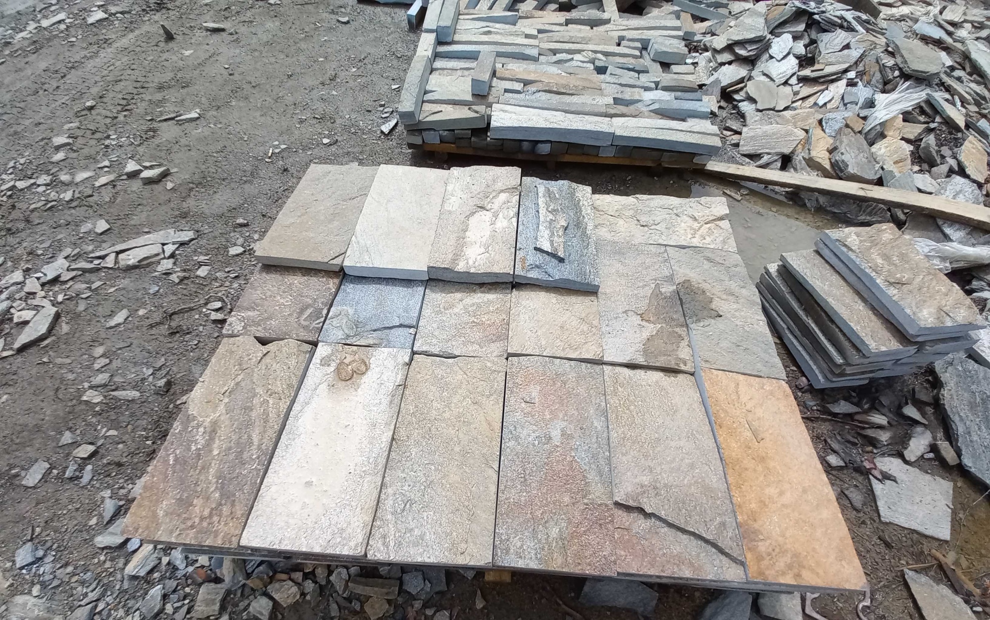 Плитка пилёная златолит Уральский для цоколя, отмостки купить в Трёхгорном