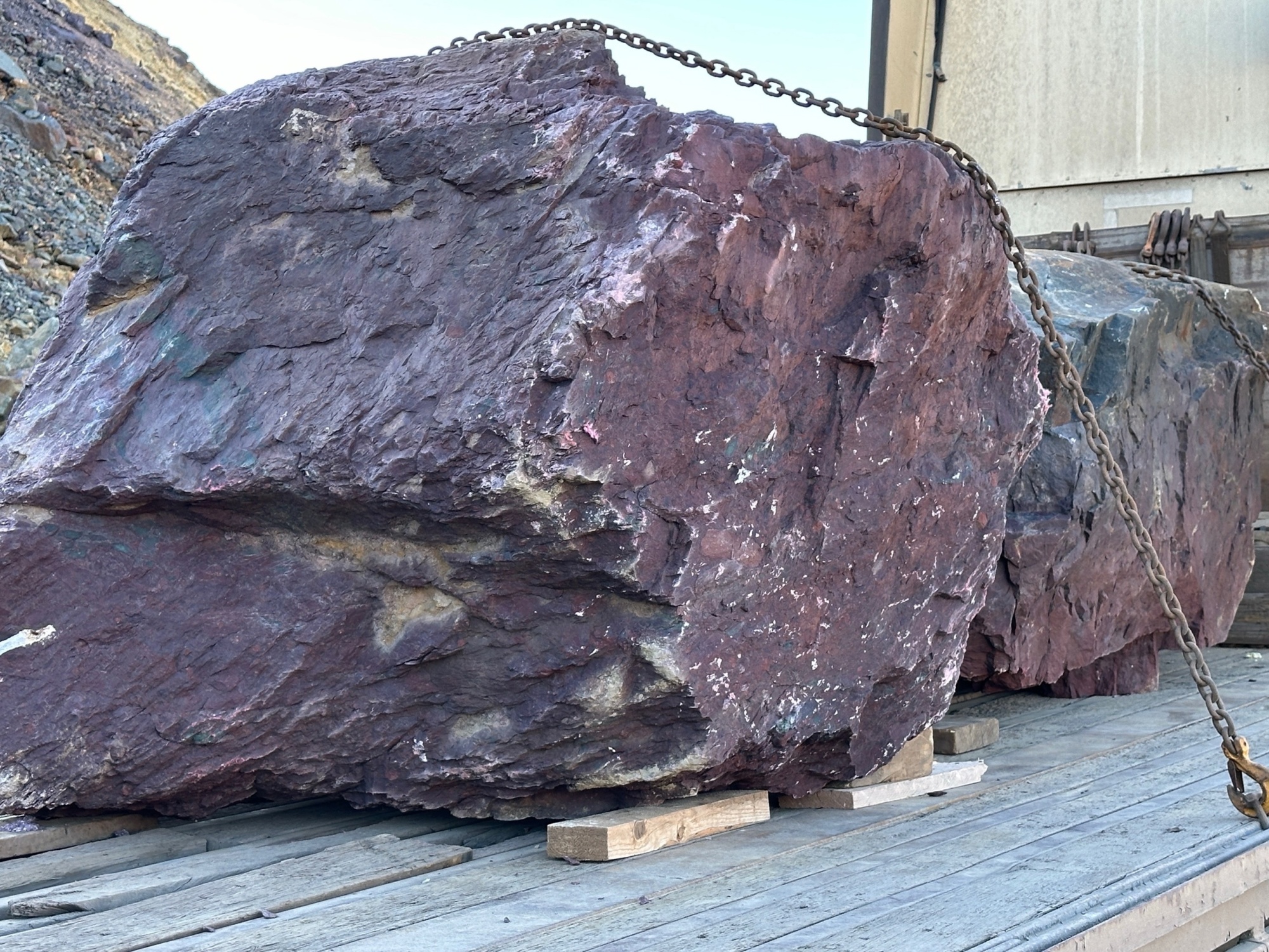 Огромные красно-фиолетовые валуны для ландшафтного дизайна весом более 5 тонн купить в Трёхгорном