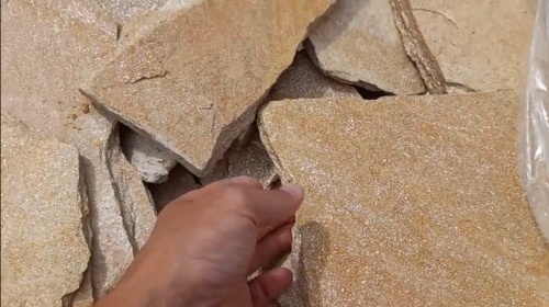 Плитняк златолит жёлтый золотистый для отмостки купить в Трёхгорном