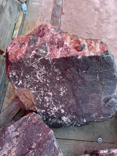 Камни для ландшафтного дизайна красно-фиолетовые 10-60 килограмм купить в Трёхгорном