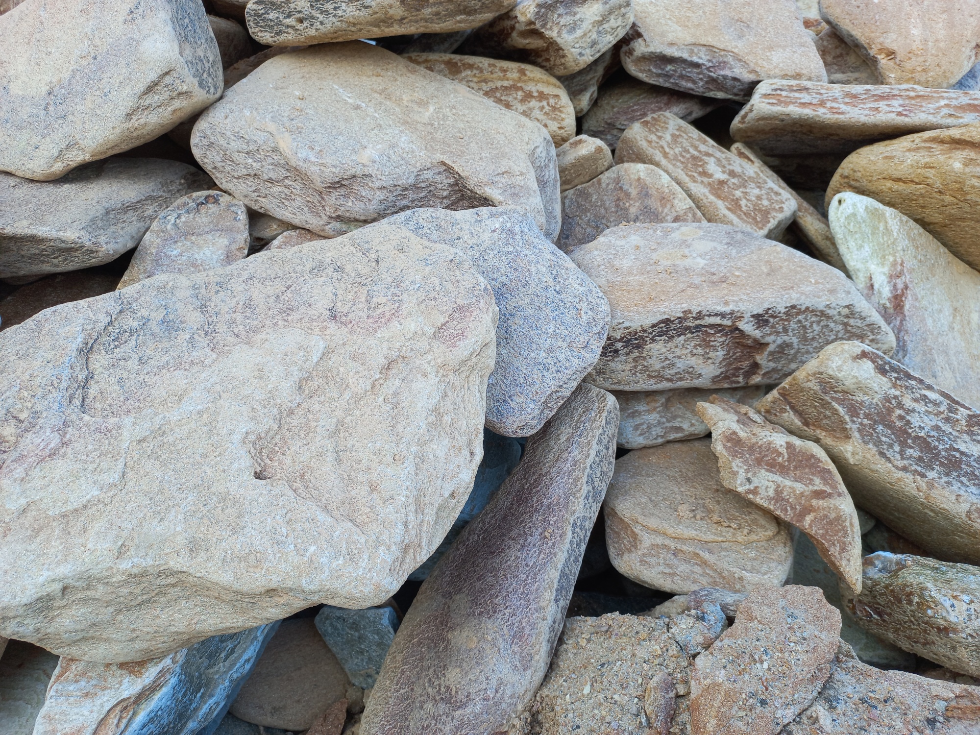 Златолит жёлтый, жёлто-зелёный глыбки и валуны для ланшафтного дизайна купить в Трёхгорном