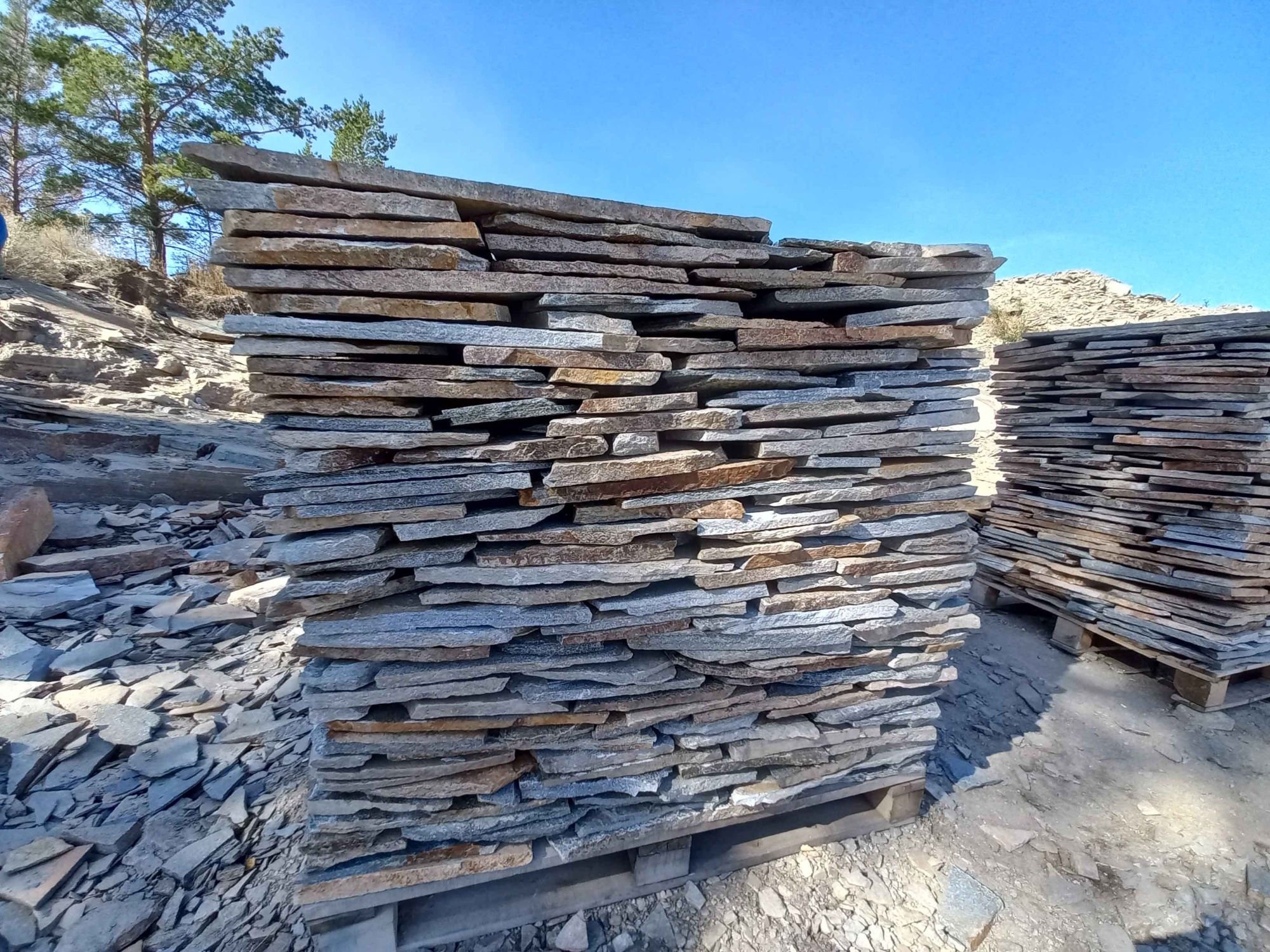 Плитняк златолит серебристый для фасада купить в Трёхгорном