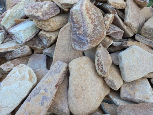 Златолит жёлтый, жёлто-зелёный глыбки и валуны для ланшафтного дизайна купить в Трёхгорном