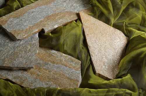 Плитняк златолит Уральский для цоколя, отмостки купить в Трёхгорном