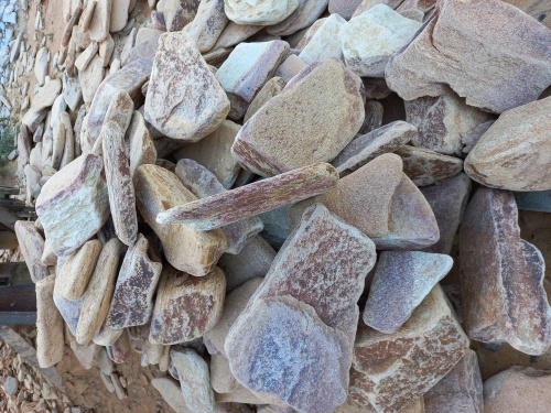 Златолит жёлтый, жёлто-зелёный глыбки и валуны для ланшафтного дизайна купить в Трёхгорном