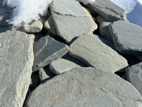 Плитняк златолит зелёный галтованный для цоколя купить в Трёхгорном