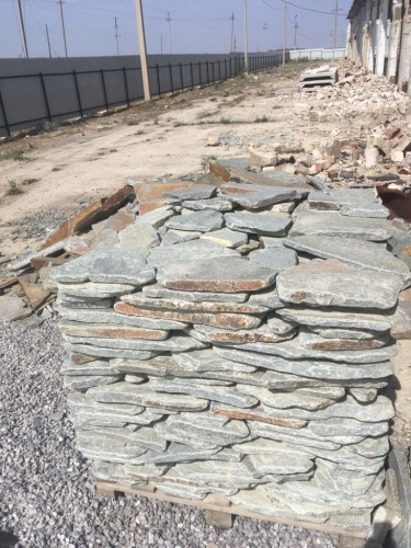 Златолит серебристый галтованный для лестниц купить в Трёхгорном