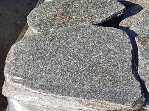 Златолит серебристый галтованный для лестниц купить в Трёхгорном