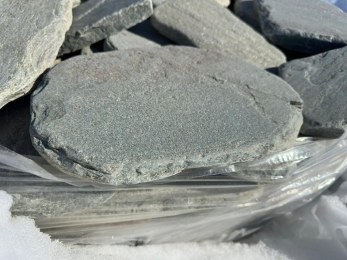 Плитняк златолит зелёный галтованный для мощения на бетон купить в Трёхгорном