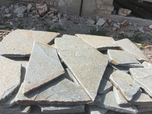 Златолит серебристый галтованный для лестниц купить в Трёхгорном